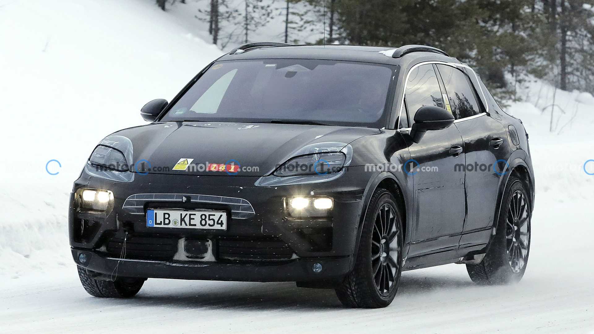 Porsche Macan EV ถูกจับภาพได้ในขณะวิ่งทดสอบบนอากาศที่หนาวเหน็บ